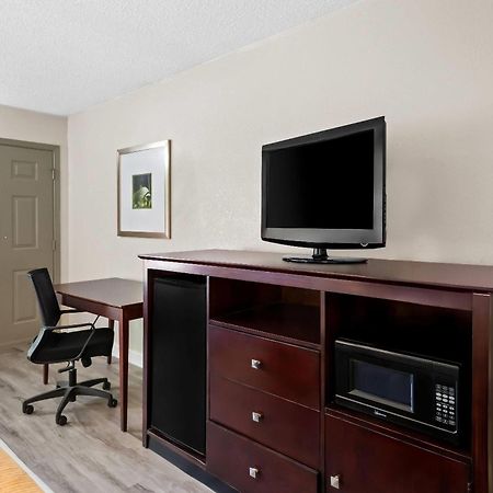 Days Inn By Wyndham Petersburg/South Fort Lee Exterior photo