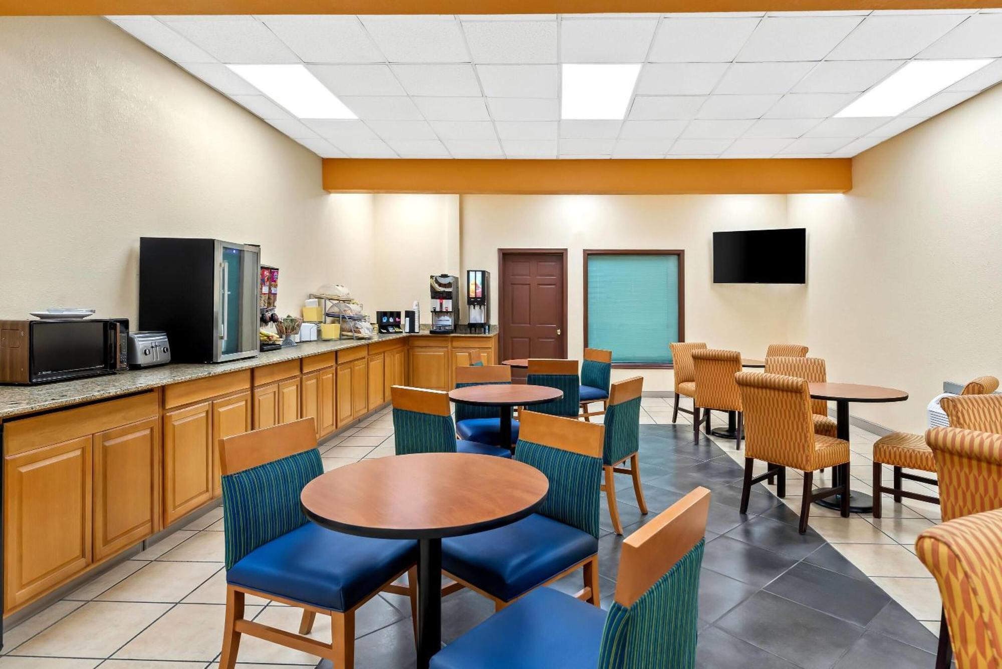 Days Inn By Wyndham Petersburg/South Fort Lee Exterior photo